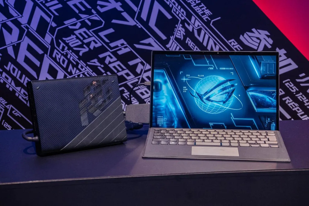 ASUS、13.4型の2-in-1ゲーミングノート「ROG Flow Z13」とRTX 4090搭載の外付けGPU「ROG XG Mobile」を発表